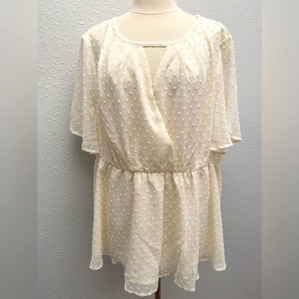 Ivory Keyhole Flutter Sleeve Top - Picture 2 of 5
